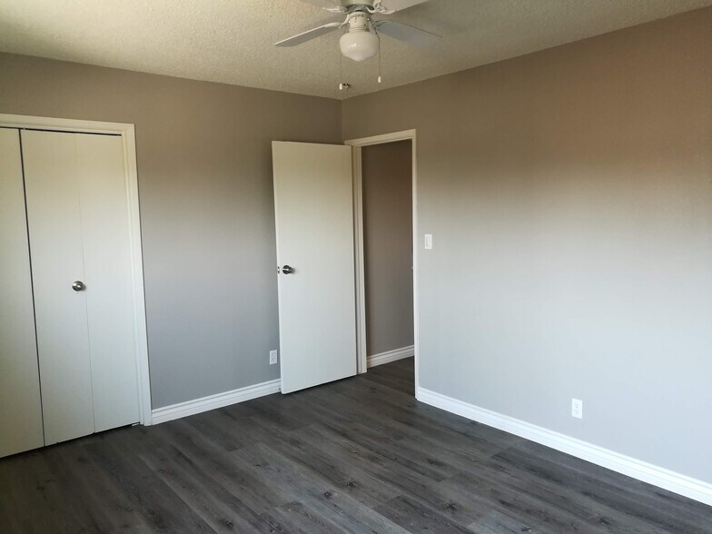Building Photo - 7549 N Hollywood Way