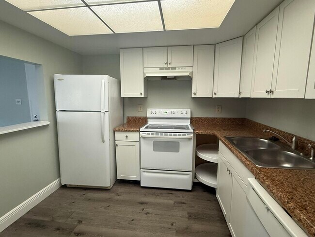 Building Photo - 2050 Oleander Blvd