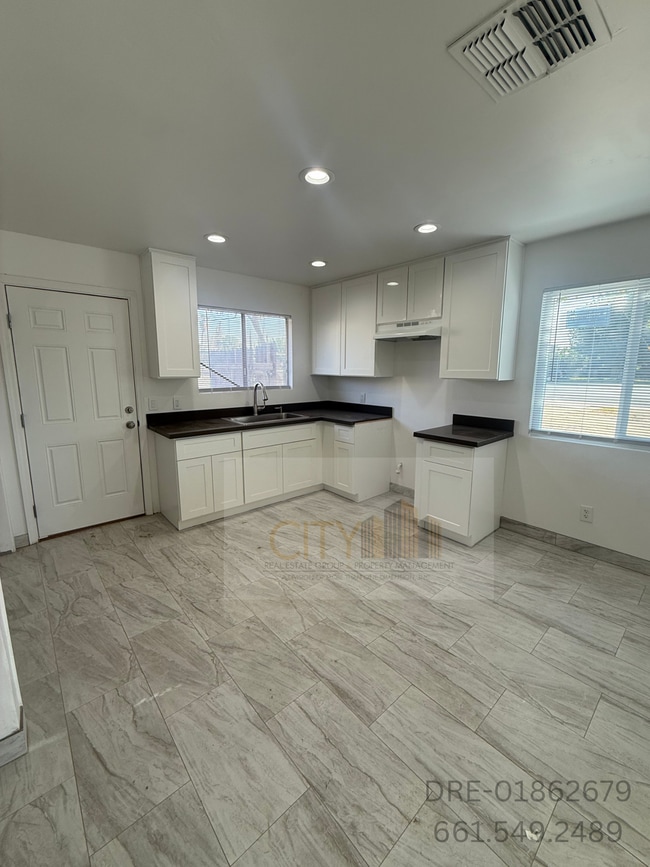 Building Photo - 316 S Oswell St