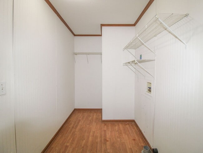Building Photo - 130 Meadows Ln