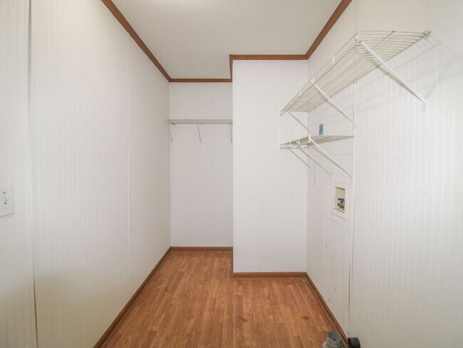 Building Photo - Beautiful 3 Bedroom Duplex in Convenient Pulaski Location
