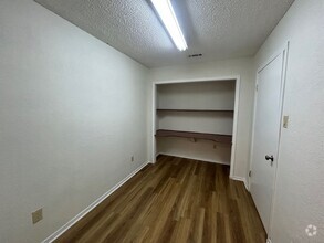 Building Photo - Updated Woodway Home