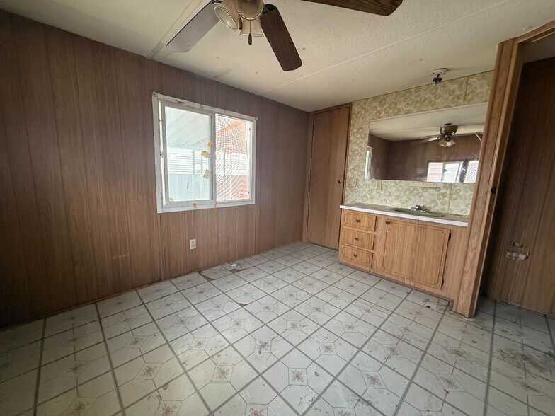 Building Photo - 3601 E Wyoming Ave