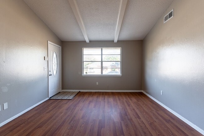 Building Photo - Cute 4 bedroom House