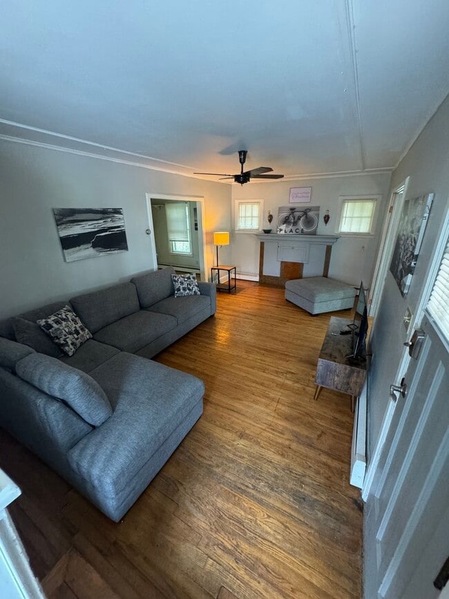 Building Photo - Beautiful 3- Bedroom Home for Rent- Univer...