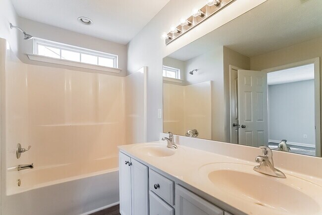 Building Photo - 324 Sarna Dr