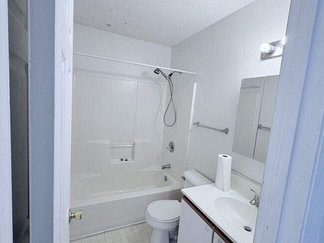 Building Photo - 418 Eucalyptus Ln