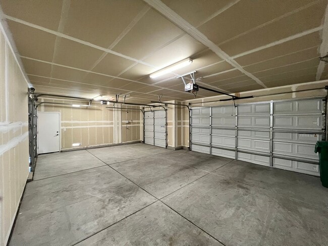 Building Photo - Large 4-bedroom home in Green Valley Estat...