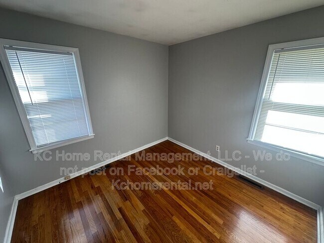 Building Photo - 5216 NE 44th St