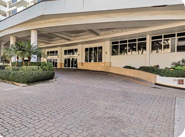 Building Photo - 100 Lincoln Rd