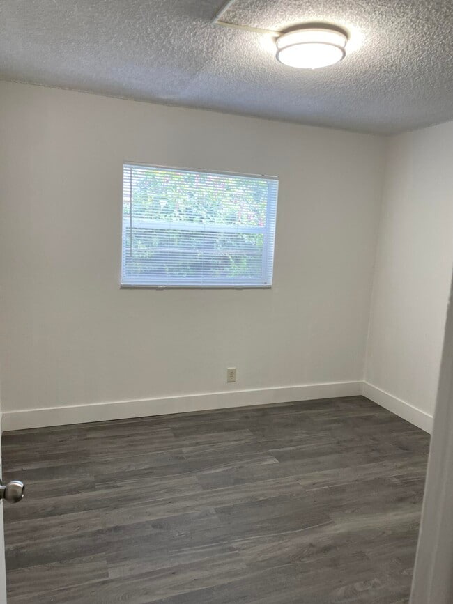 Building Photo - 1450 SW 8th Ct