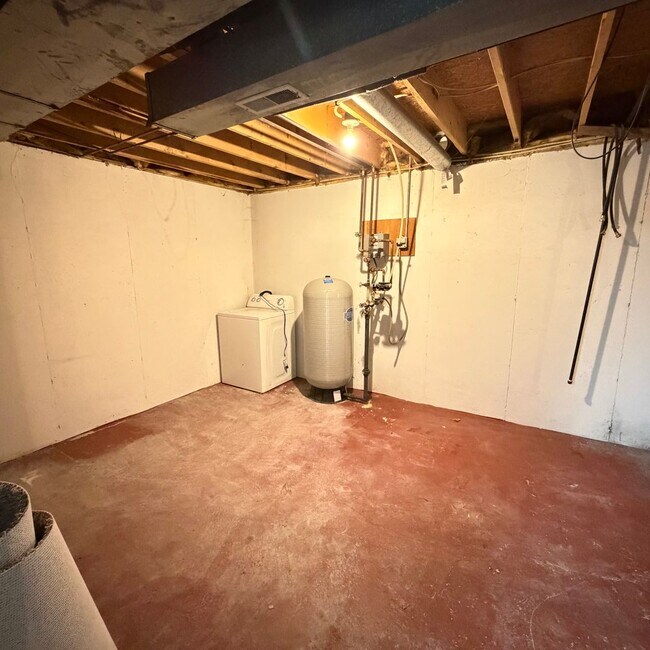 Building Photo - Rockford Schools!  4-Bedroom Duplex