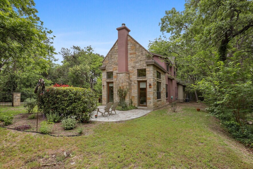 Building Photo - 2309 Kinney Rd
