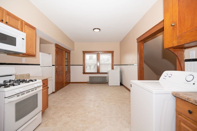 Building Photo - Convenient Location & Updated Amenities!