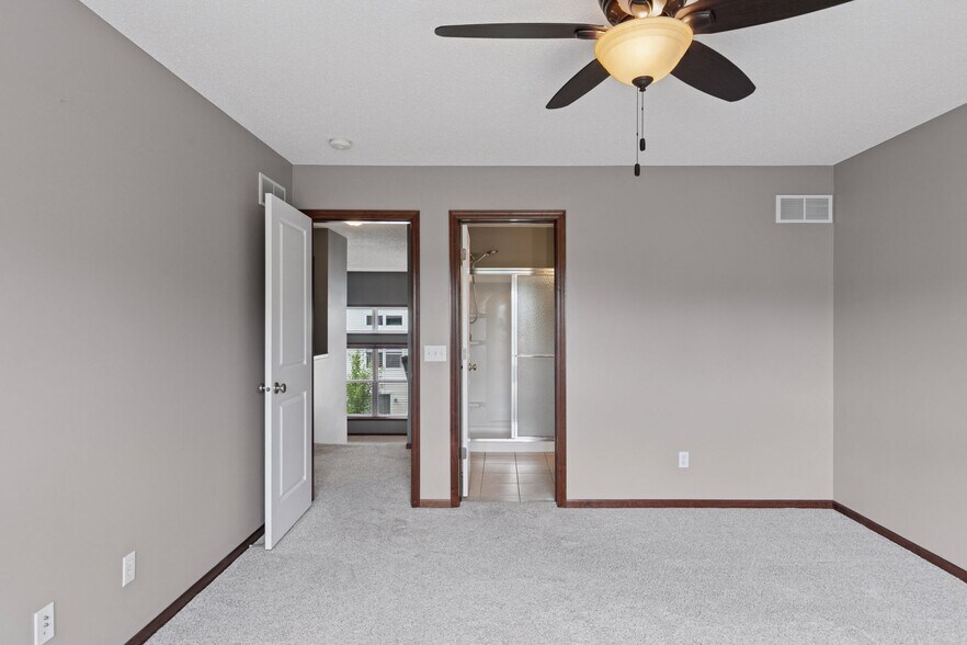 Building Photo - 15424 Foster Dr N