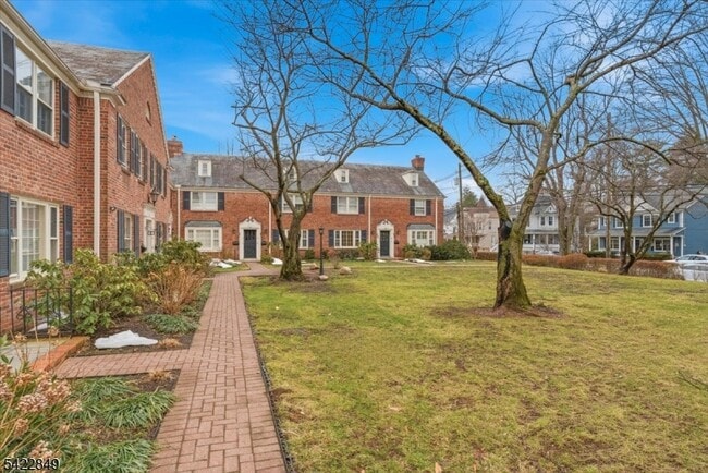 Building Photo - 260 Walnut St