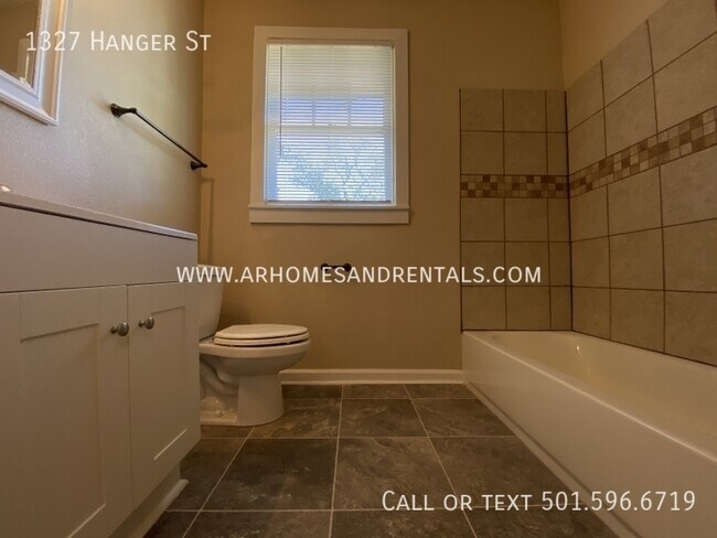 Building Photo - 1327 Hanger St | $1195 | 3 beds, 2 full baths