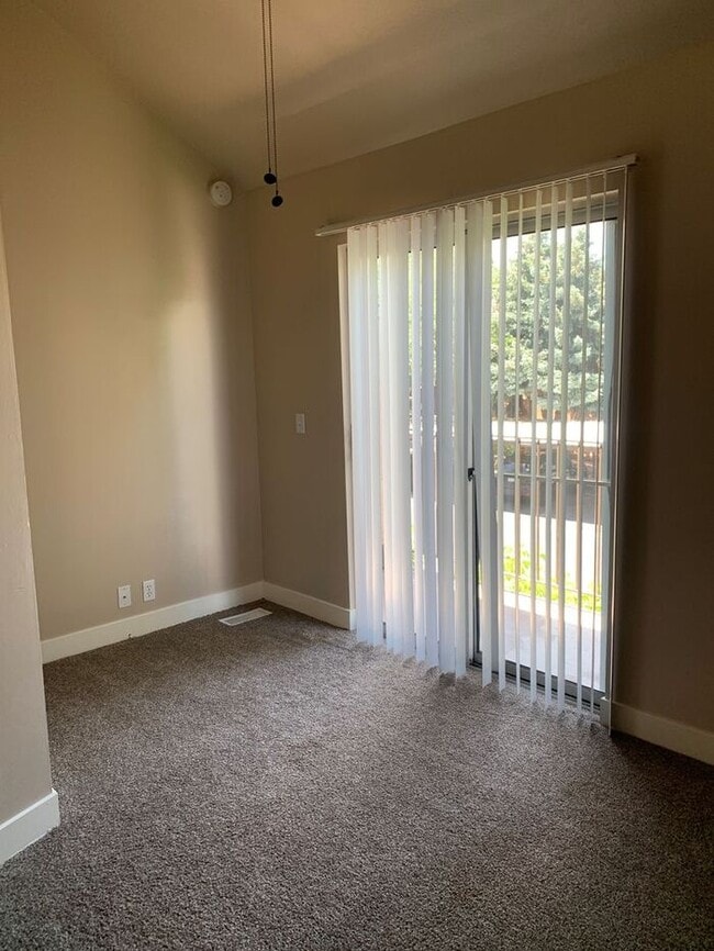 Building Photo - 2 Bed 1.5 Bath End Unit Townhome!