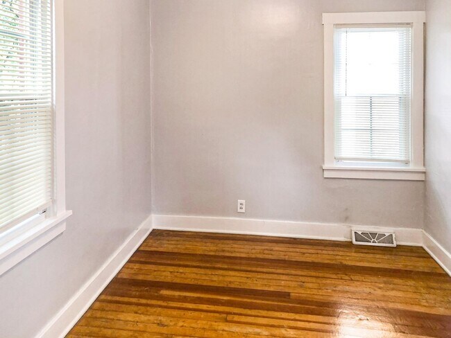 Building Photo - Garage Galore: 2 Bed, 1 Bath Comedy Central!