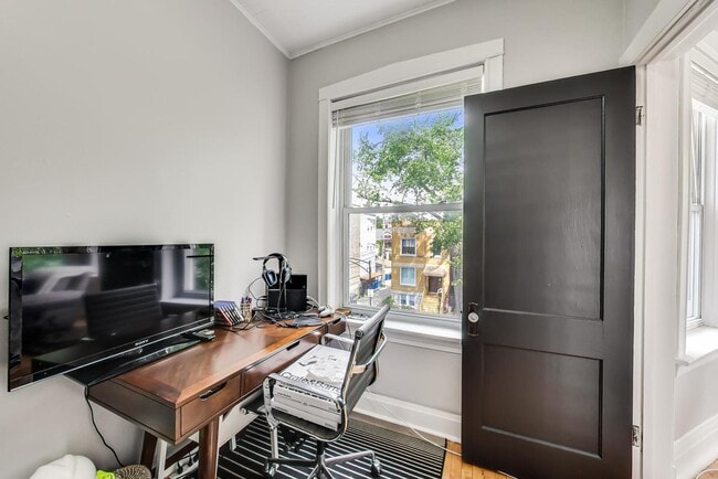 Building Photo - 2145 W Thomas St