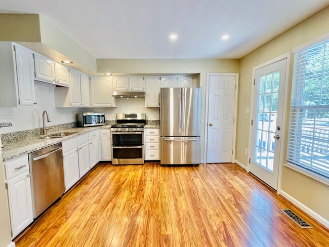 Building Photo - GORGEOUS TOWNHOUSE - MANASSAS