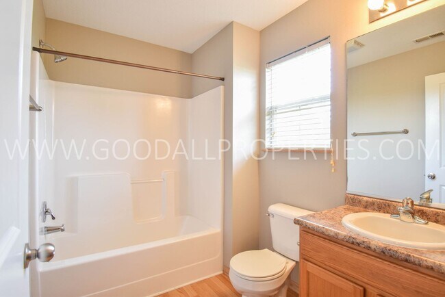 Building Photo - 2 Bedroom, 2.5 bath townhome in Urbandale ...