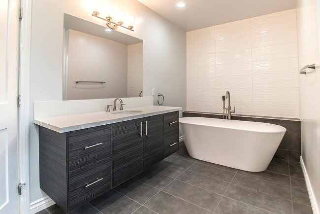 Building Photo - 621 N Bedford Dr