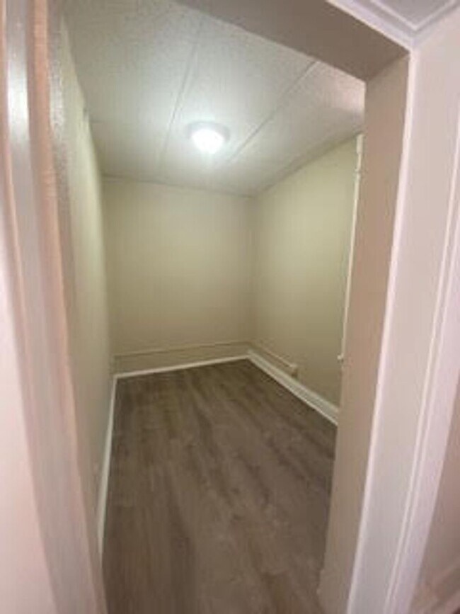 Building Photo - Newly updated 1 bedroom + office