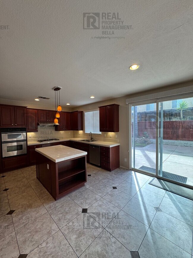 Building Photo - Spacious & Stylish 5-Bed, 3-Bath Home in Prime Murrieta Location