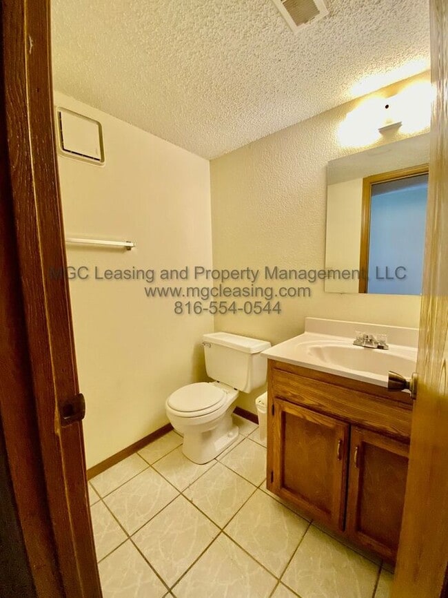 Building Photo - Spacious Lee's Summit Townhome- Sign a 15-...
