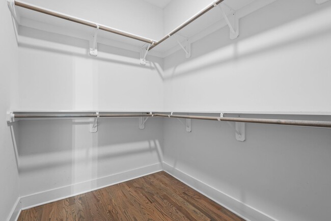 Building Photo - Beautifully Updated 3 Bedroom, 2.5 Bathroo...