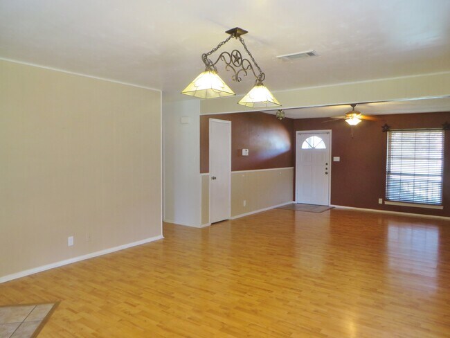 Building Photo - 3 Bedroom 2 Bathroom Georgetown Home