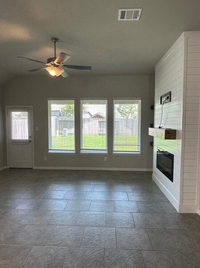 Building Photo - 7331 Saddle Tree Dr