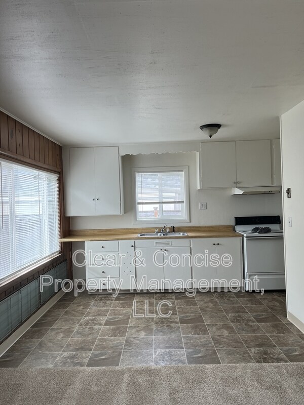 Building Photo - 30 1/2 Monroe Street