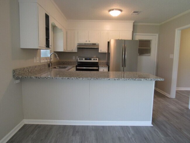 Building Photo - Convenient Northeast location!