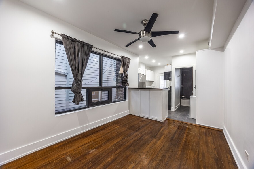 Building Photo - 3716 W Belmont Ave