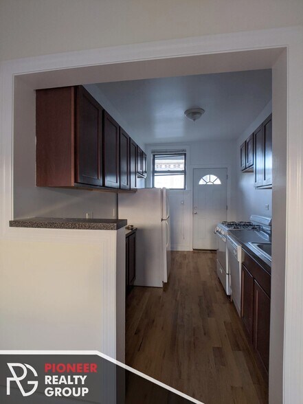 Building Photo - 812 W Waveland Ave