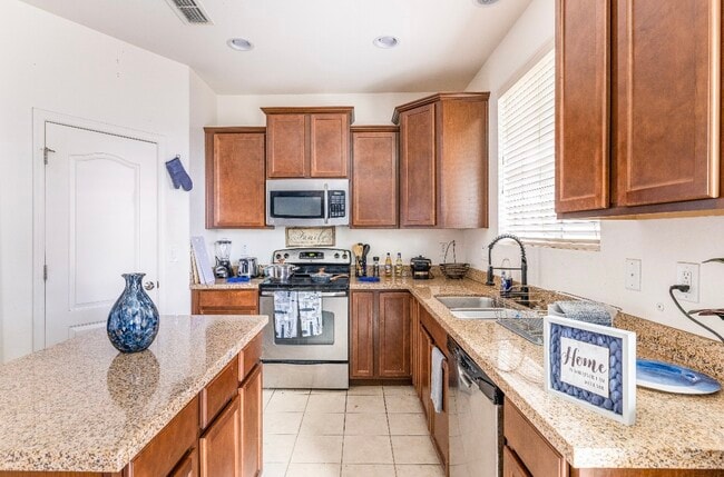 Building Photo - 5727 S 35th Pl