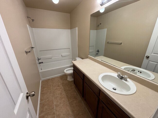 Building Photo - Fantastic 2-Story Townhome with 1-Car Gara...