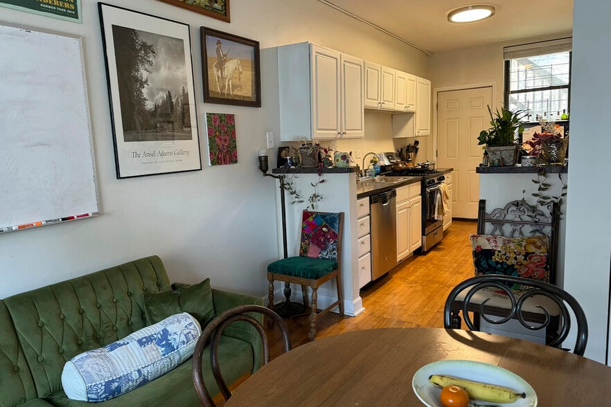 Building Photo - 730 W Roscoe St