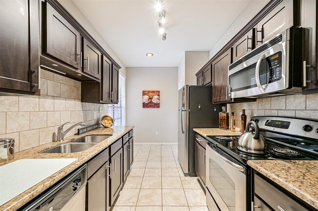 Building Photo - 2255 Braeswood Park Dr