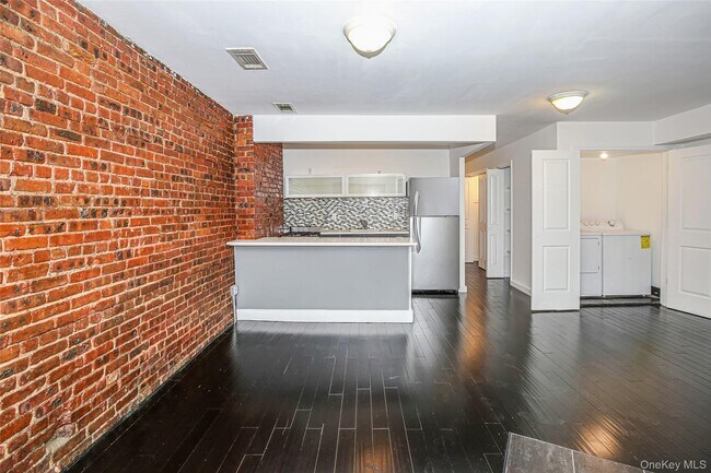 Building Photo - 1312 Putnam Ave