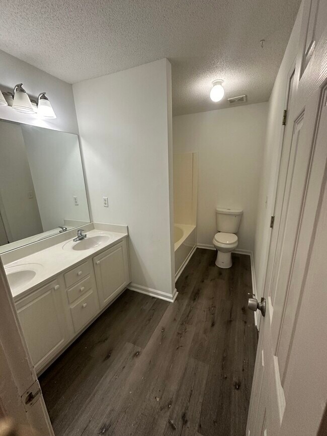 Building Photo - 105 Crestfield Cir
