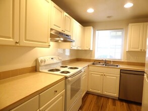 Building Photo - 3 bed 2 bath Duplex