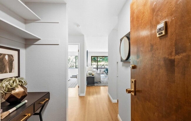 Building Photo - "Chic 1-Bedroom Gem with Elegant Finishes & Central Vacuum on Monterey Blvd!"