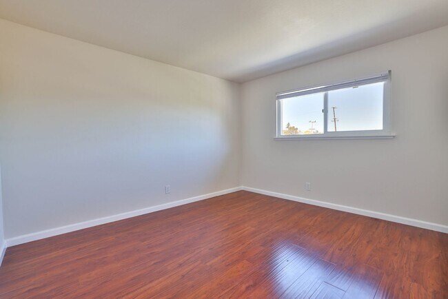 Building Photo - 1329 Essex Way