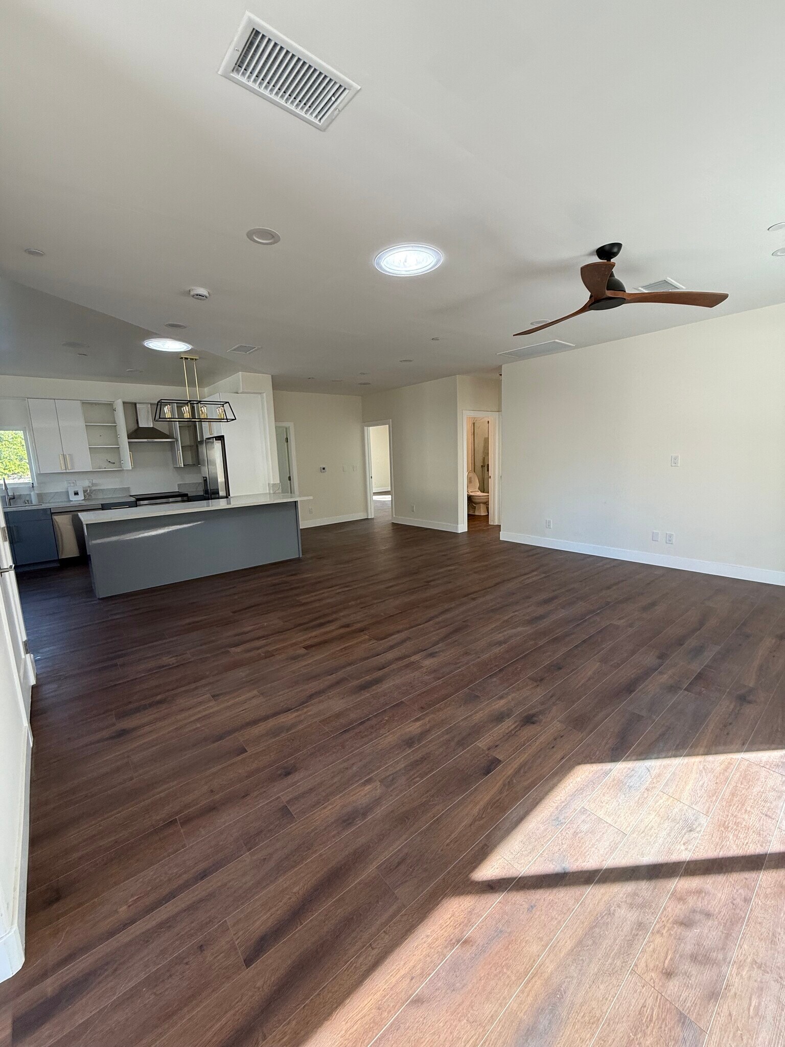 LINVING + KITCHEN - 6460 Mary Ellen Ave