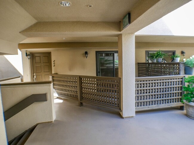 Building Photo - 2BD/2BA Dual Master Condo of secured building in highly sought after Boutique Bella Capri building.