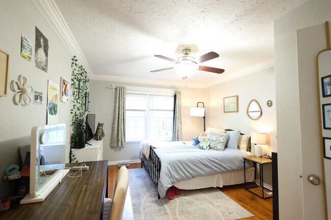 Building Photo - Beautifully Updated 4 bed house w/ fully fenced in yard **