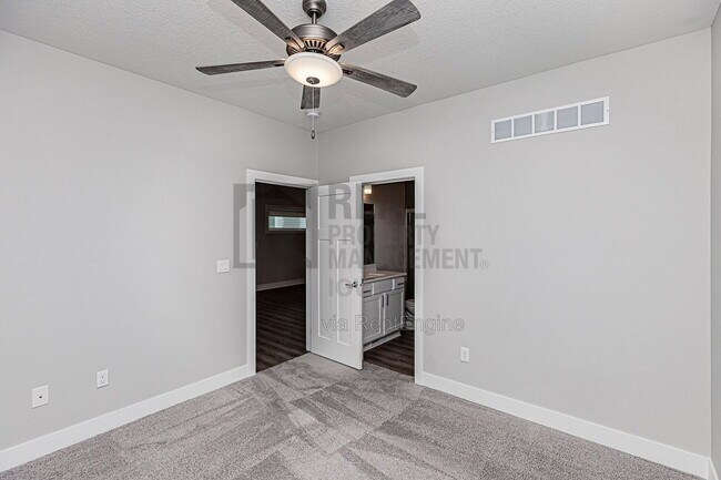 Building Photo - 5638 Fernwood Dr